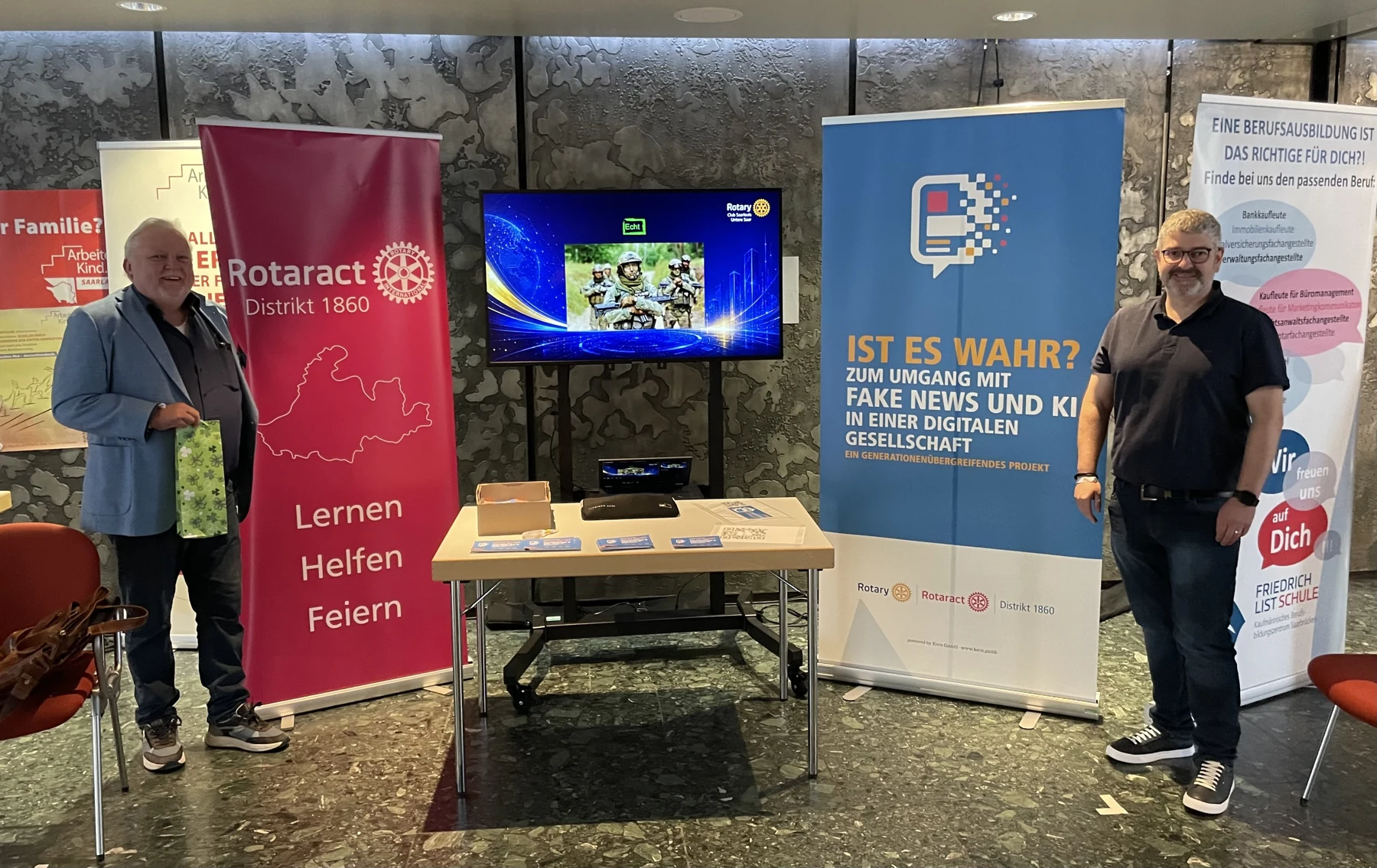 Der Projektstand „Ist es wahr?“ bei der Messe „Abi, was dann?“.