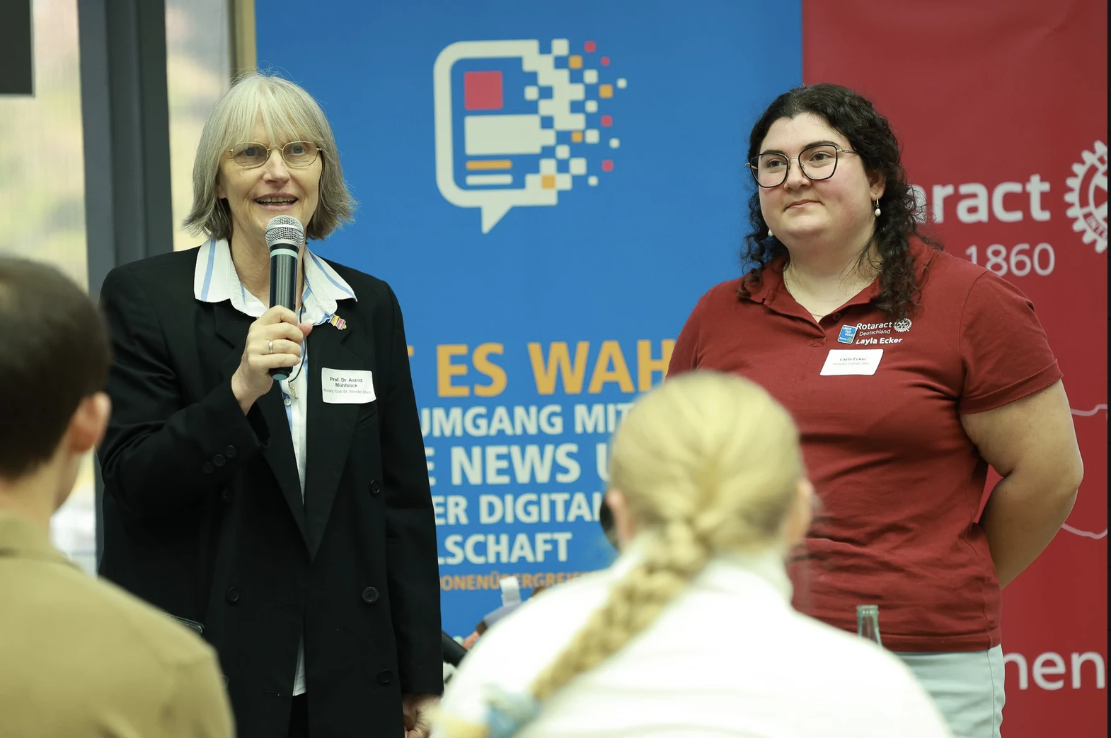 Astrid Mühlböck und Layla Ecker präsentieren das Projekt im Dialog.
